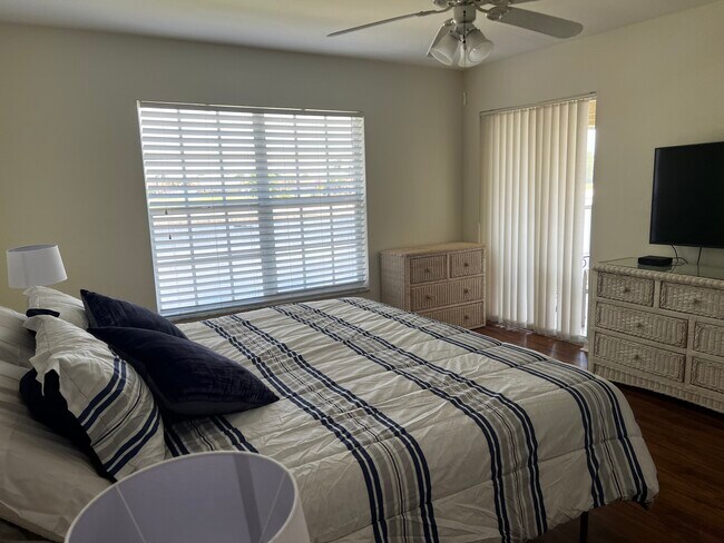 Habitación principal con entrada privada lanai - 9850 Costa Mesa Ln