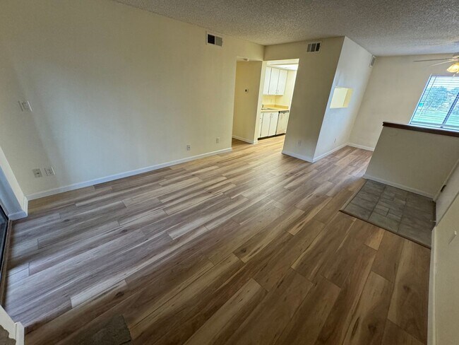 Foto del edificio - Centennial Lake Park Condo
