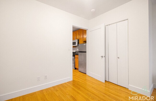 Building Photo - 225 E 80th St