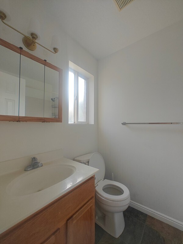 Building Photo - 584 Pugsley St
