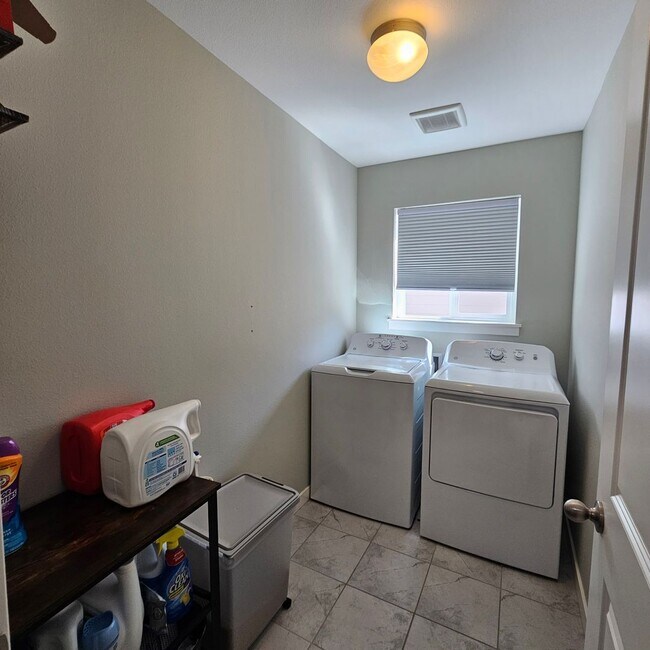 Foto del edificio - Your Perfect Home Awaits – 3 Bed, 2 Bath, ...