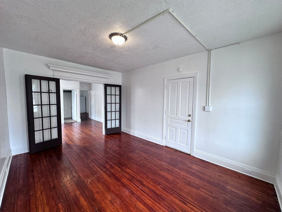 Primary Photo - 1164 E King St