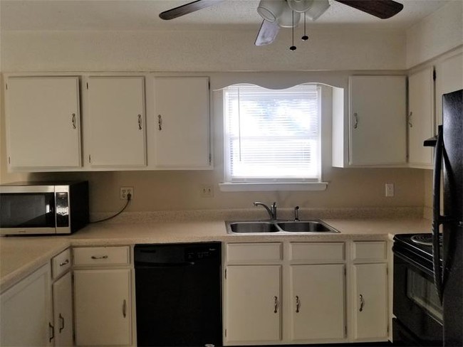 Building Photo - Cozy Home Close to Everything!