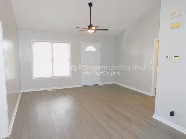 Foto del edificio - 4301 Edgemore Rd