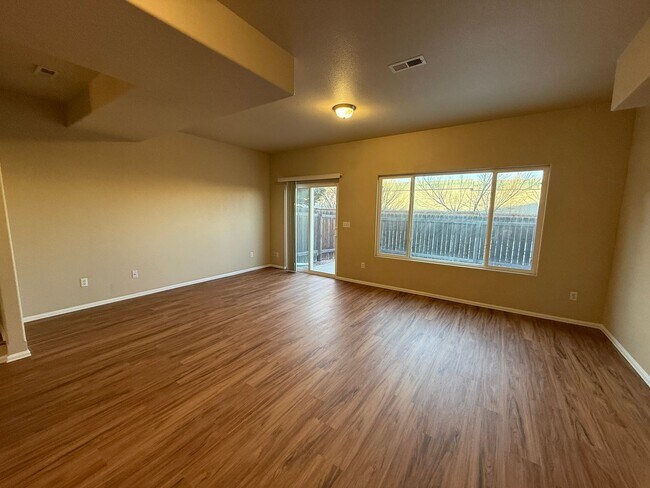 Foto del edificio - Updated 2-Bed, 3-Bath Townhome with Garage & Fenced Patio!!