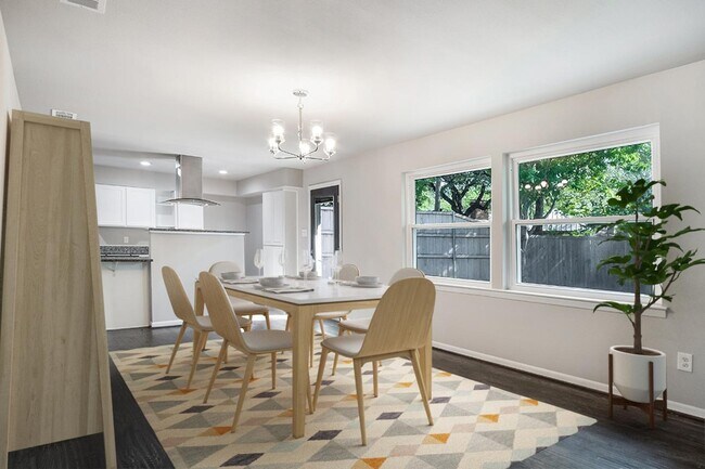 Foto del edificio - Impressive Preston Hollow home with large ...