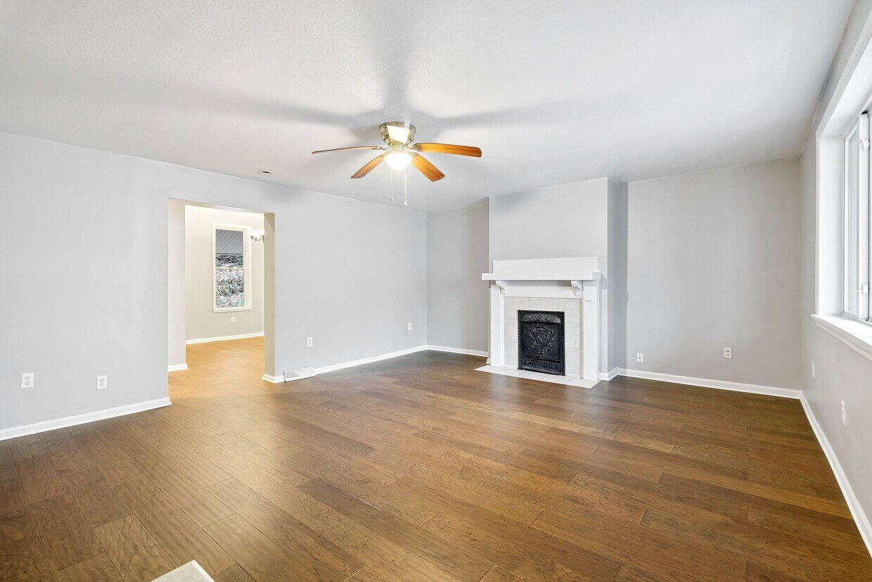 Primary Photo - Refreshed 3 Bedroom in Elliott minutes fro...
