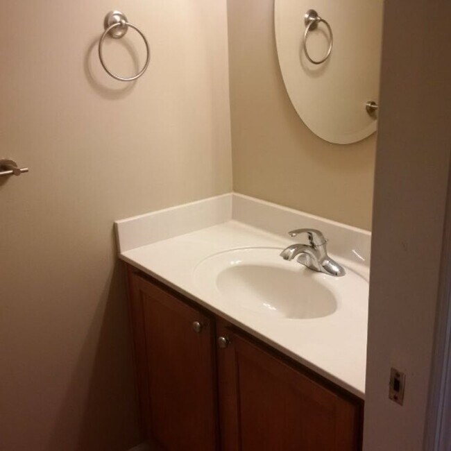 Building Photo - Cute townhome with 3 bd,2.5 bath, with gar...