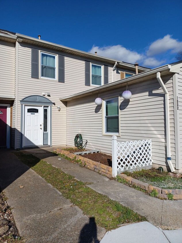 Foto principal - Spacious 3 BR townhouse in VA Beach with a...