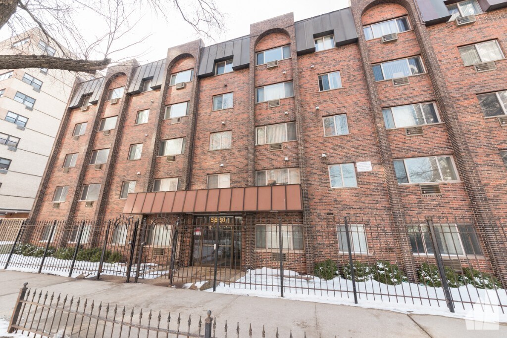 Foto principal - 5820 N Sheridan Rd