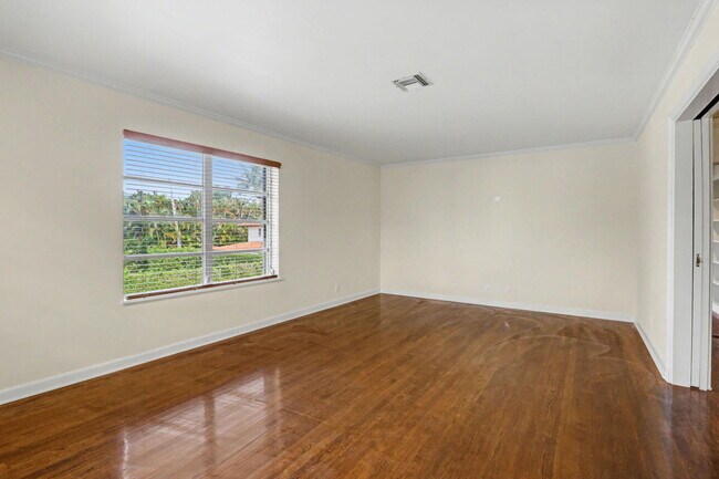 Foto del edificio - 240 Oleander Ave