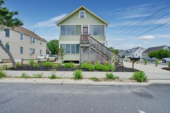 Building Photo - 302 NE Central Ave
