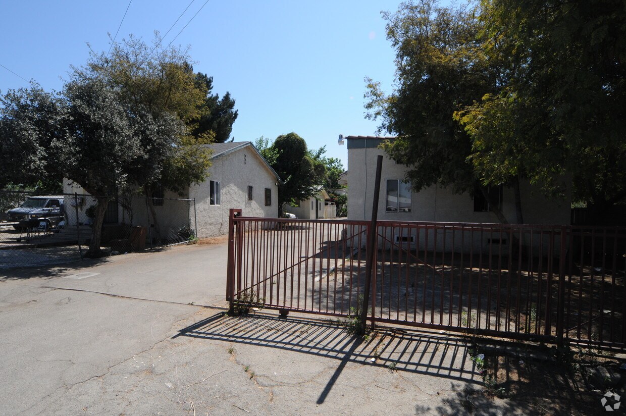 Foto del edificio - 10961 Roswell Ave