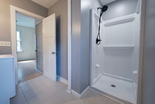 Ducha - 1035 Victoria St N