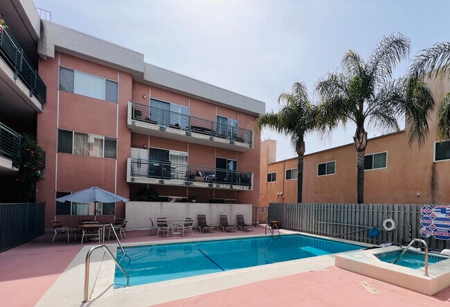 Piscina y spa - 14245 Dickens St
