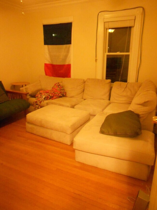 Foto del edificio - Charming 4 Bedroom-No Broker  Fee