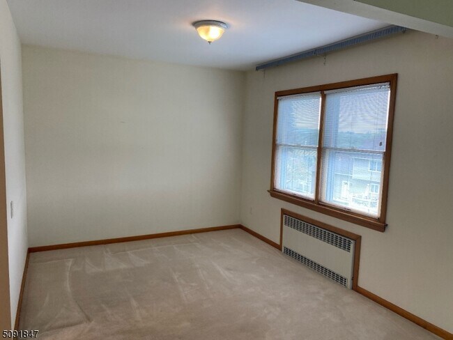 Building Photo - 3 Greenridge Dr