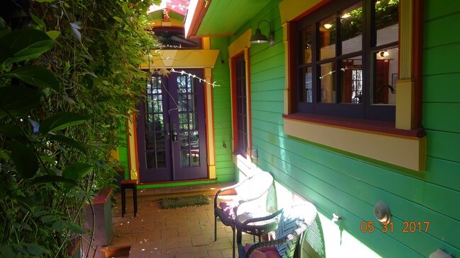 Studio cottage - 246 Bemis St