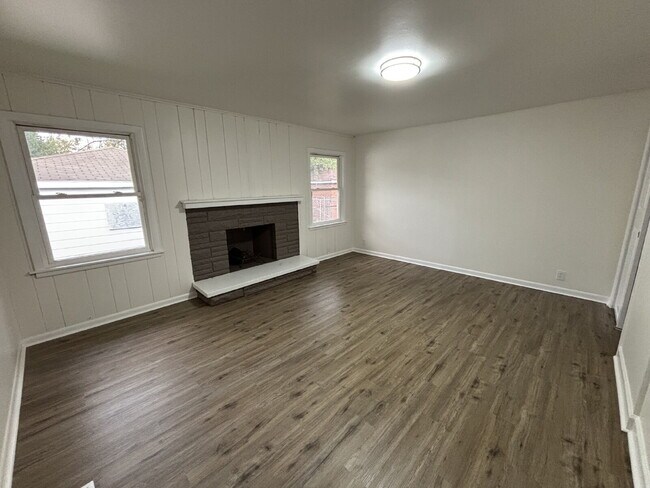 Foto del edificio - Classic 4 Bed Home in The Heart of Gary!