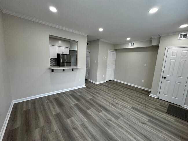 Building Photo - Bright and sunny corner 1br 1ba condo w pa...