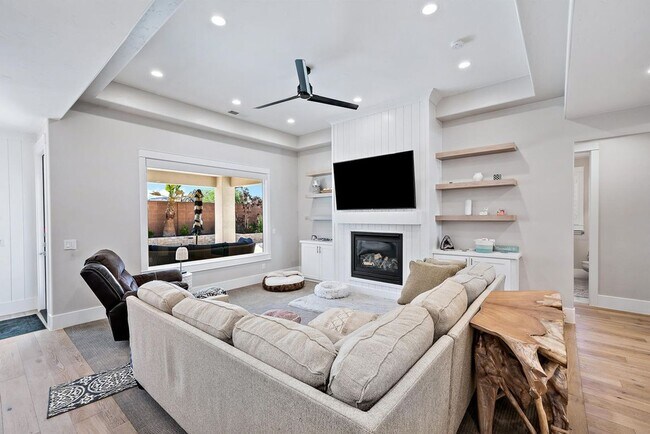 Building Photo - 4 bed | 2 bath | 3 car garage single story...