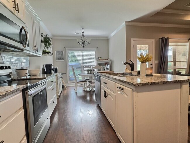 Foto del edificio - Pine Level - 4 Bed, 2 Bath, Indoor & Outdoor Fireplaces!