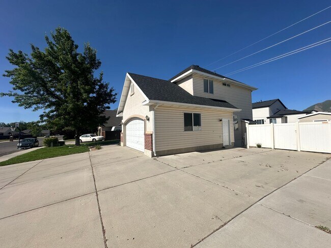 Building Photo - Freshly Painted, New Carpet Throughout - Home For Rent In Springville!!!