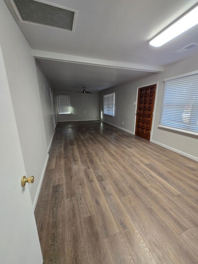 Building Photo - Charming & Conveniently located 3 bedroom home, 1.5 bath in 38134!