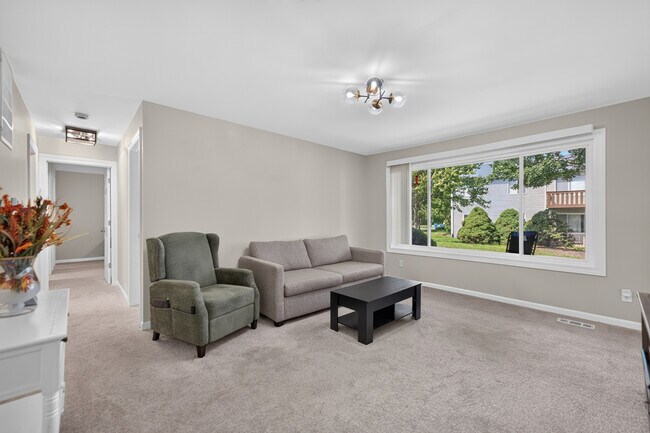 Building Photo - 665 Thorntree Ct