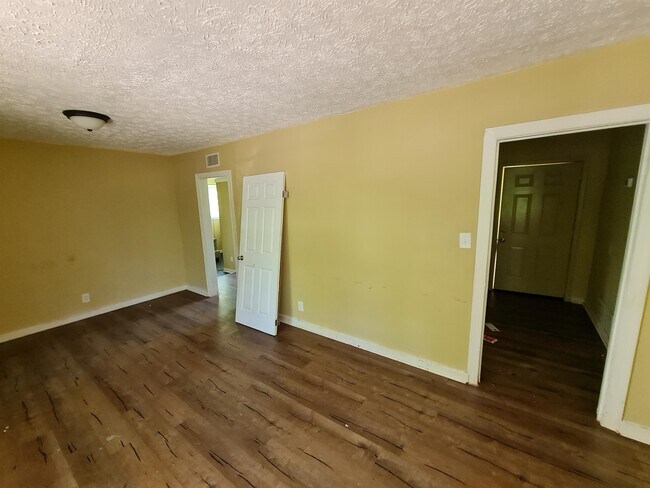 Building Photo - 424 E Delano Ave