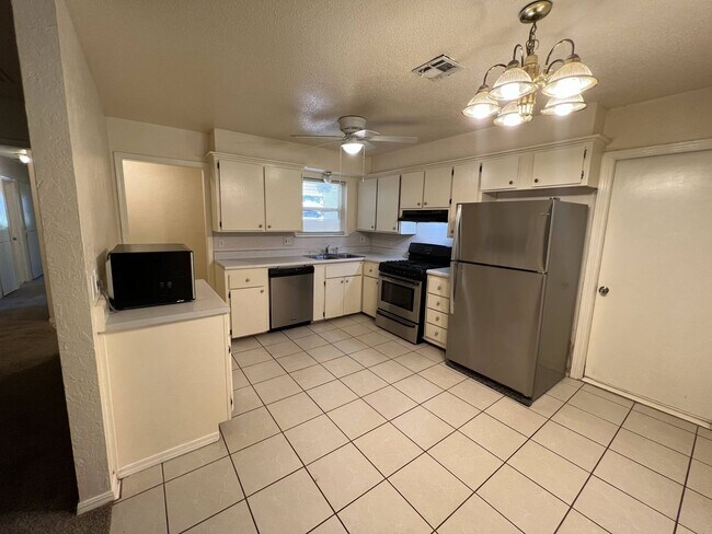 Building Photo - Great 4 Bed on a Shaded Lot!