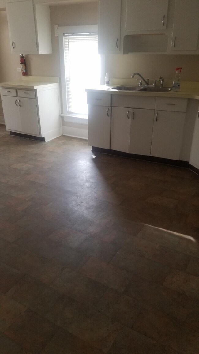 Kitchen - 4313 Henry Ave