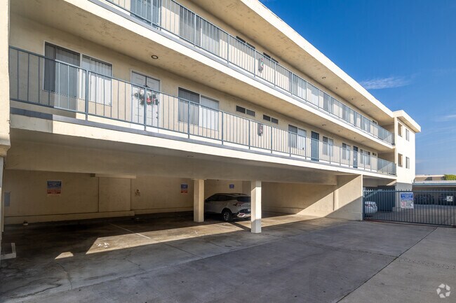 Aparcamiento - 12304 Grevillea Ave.