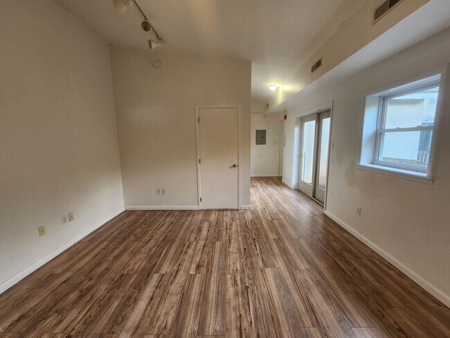 Foto del edificio - Spacious studio with deck available in NoLibs starting March 1st
