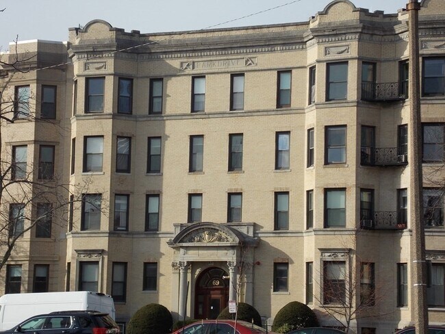 Foto del edificio - 61 Park Dr