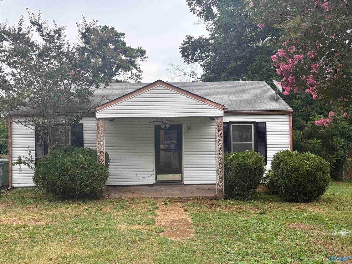 Primary Photo - 914 Fairway Dr NW