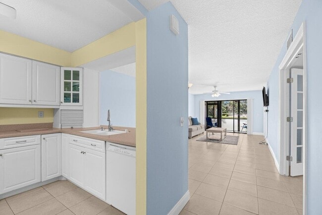 Building Photo - 1001 Sabal Ridge Cir