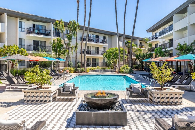 Building Photo - Plaza at Sherman Oaks