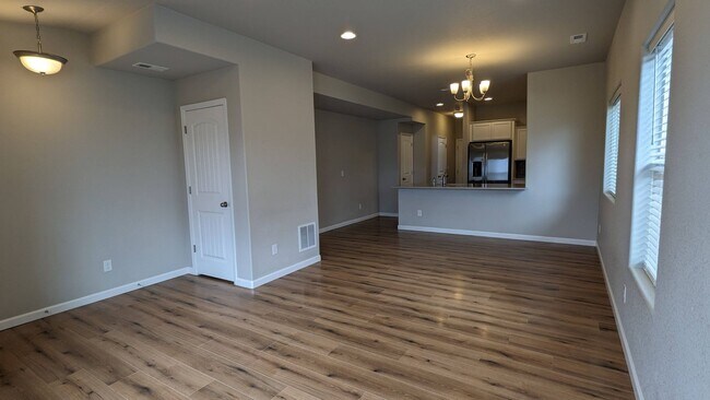 Foto del edificio - NEWER END UNIT TWO STORY TOWNHOME WITH A/C...