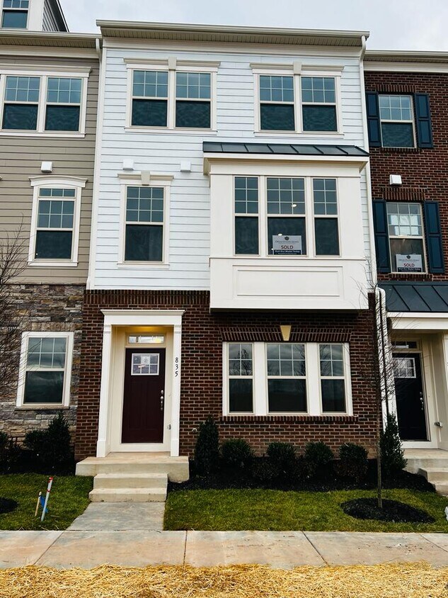 Primary Photo - 835 Sawback Sq