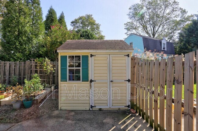 Building Photo - 1212 Van Buren Dr