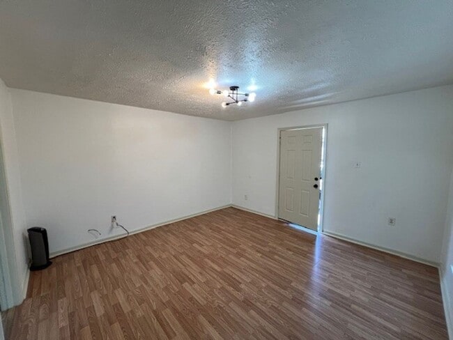 Building Photo - One Bedroom Home Downtown