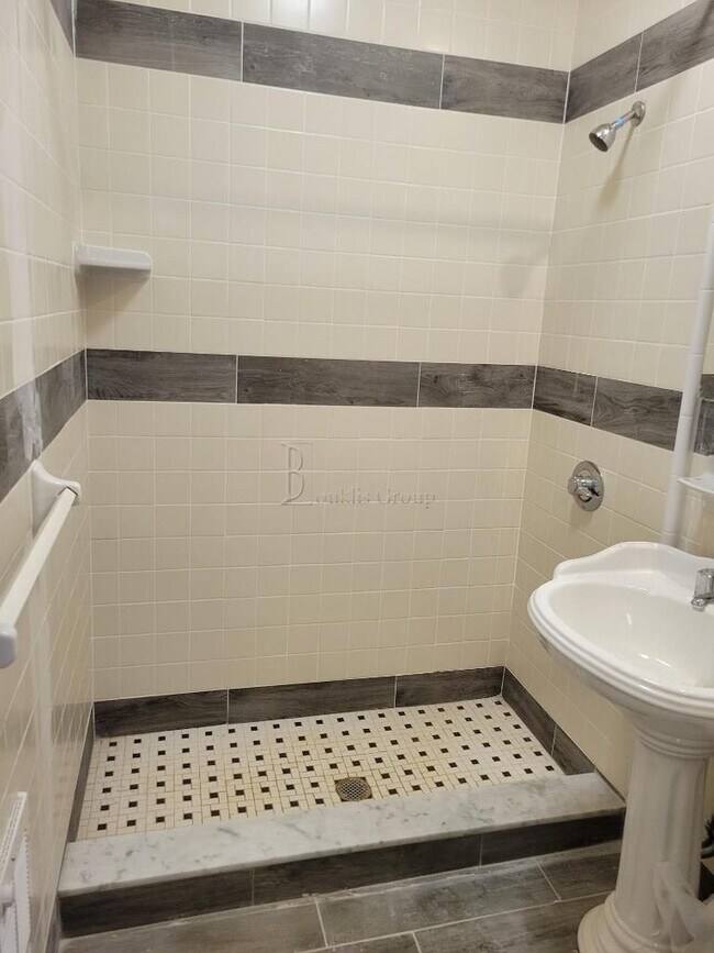 Foto del edificio - GUT RENOVATED 3 BEDS == 1200 SF == 4 BEDRO...