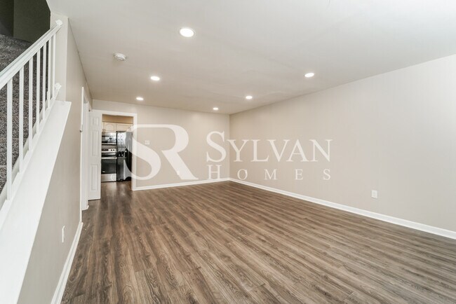 Building Photo - Beautiful 3BR 3BA Townhome
