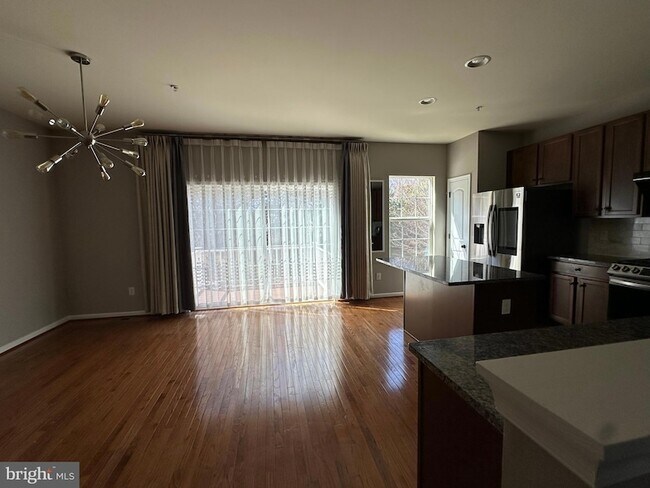 Building Photo - 525 S Twin Lakes Blvd