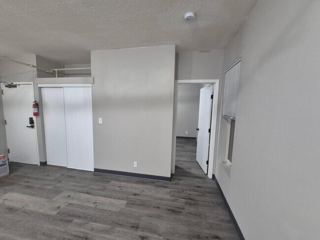 Foto del edificio - 301 N Riverfront Dr