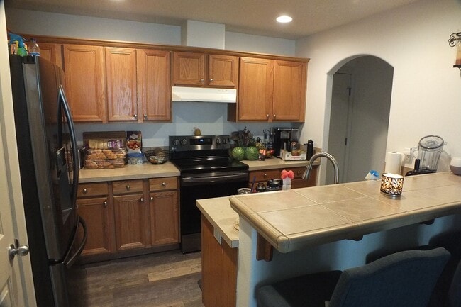 Foto del edificio - Spacious End-Unit 3-Bedroom Townhouse with 2-Car Garage & Central AC