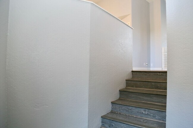 Foto del edificio - SO close to the beach and PCH - 3 Bedrooms and 3 Ensuite Bathrooms - Upgraded Upper Home With Lam...