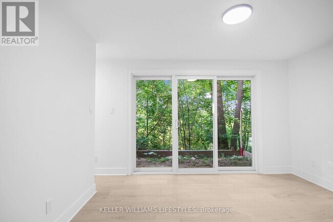 Photo du bâtiment - 306 Riverside Dr