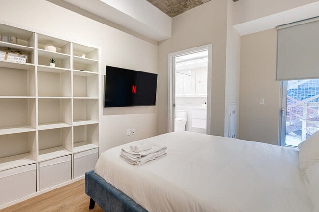 Building Photo - 742 Rue William